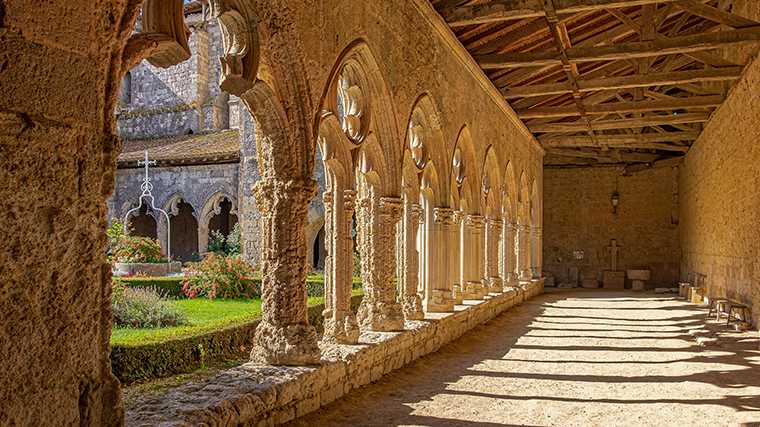 De kloostergang van het Collégiale St. Pierre in La Romieu.