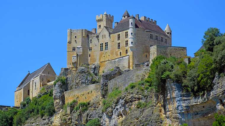 Het Château de Beynac staat hoog op een rots langs de Dordogne.
