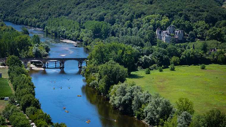 Vanaf het Château de Beynac zie je op de andere oever van de Dordogne het Château de Fayrac.