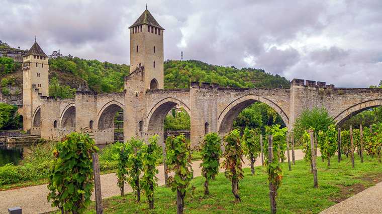 De brug over de Lot bij Cahors stamt uit de veertiende eeuw.