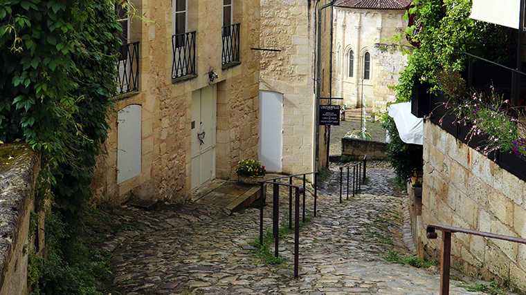 Een steil straatje in Saint-Émilion.
