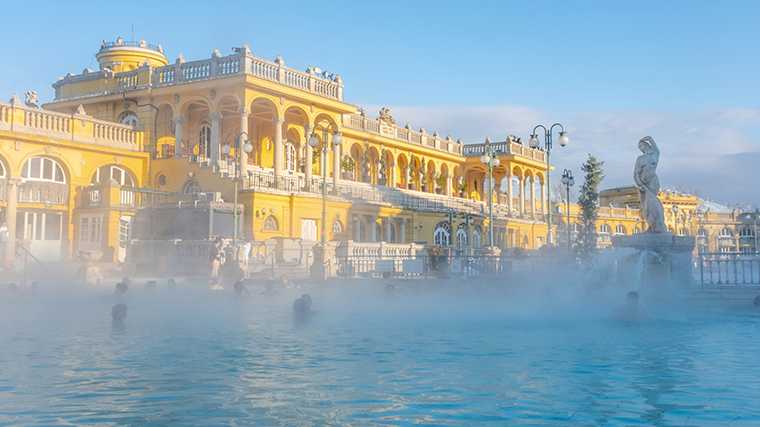 De thermale baden van Széchenyi in Boedapest.