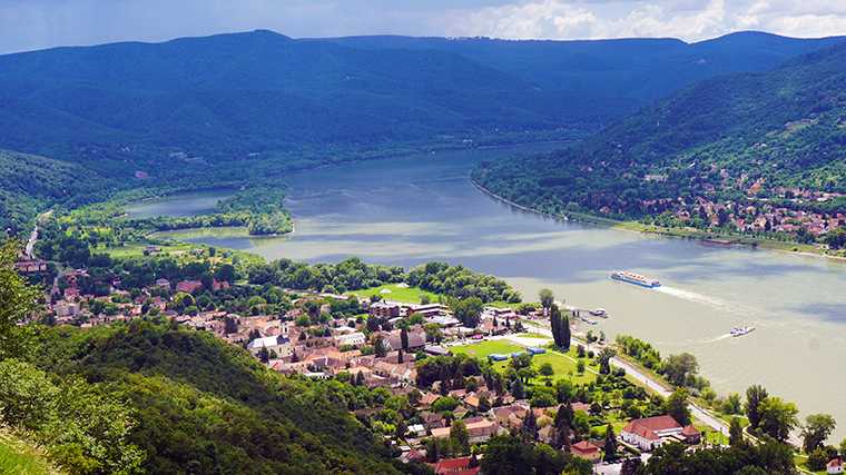 Het uitzicht op de Donaubocht vanaf de heuvels bij Visegrád.