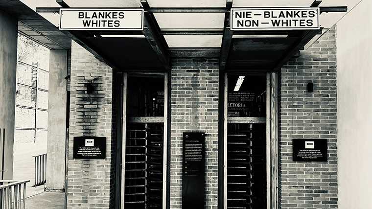 De ingang van het Apartheid Museum in Johannesburg.