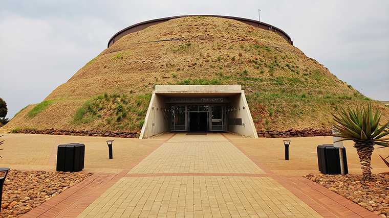 Het bezoekerscentrum in Maropeng lijkt op een grafheuvel.