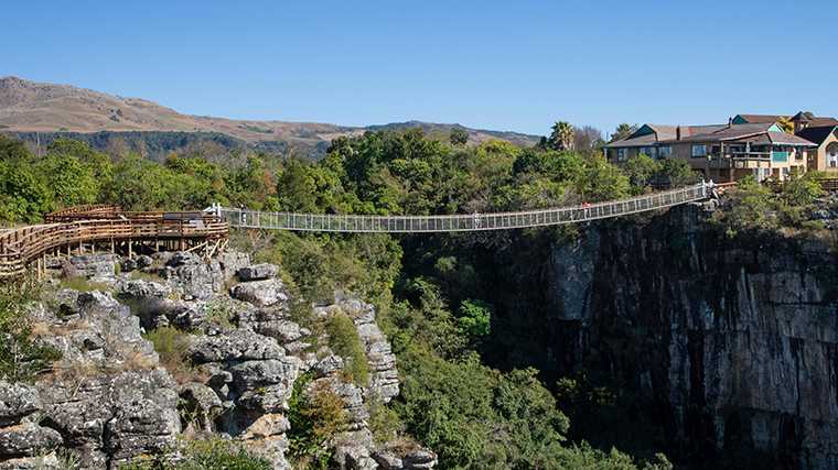 De hangbrug boven het ravijn bij Graskop in Zuid-Afrika.