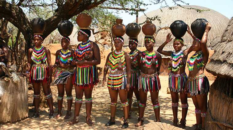 Swazi vrouwen in traditionele kledij.