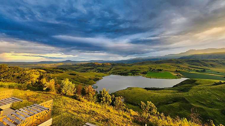 Onderweg naar Durban met in de verte de Drakensberg.