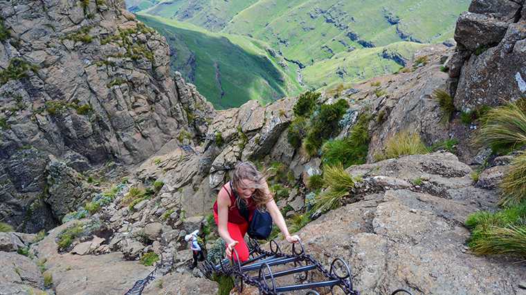 Durfals nemen de kettingladder naar de top van de Drakensberg.