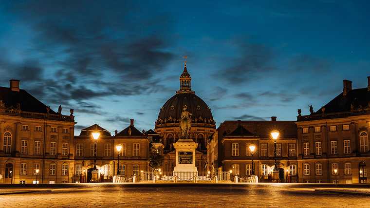 Het kasteel Amalienborg in Kopenhagen met daarachter de immense koepel van de Frederiks Kirke.