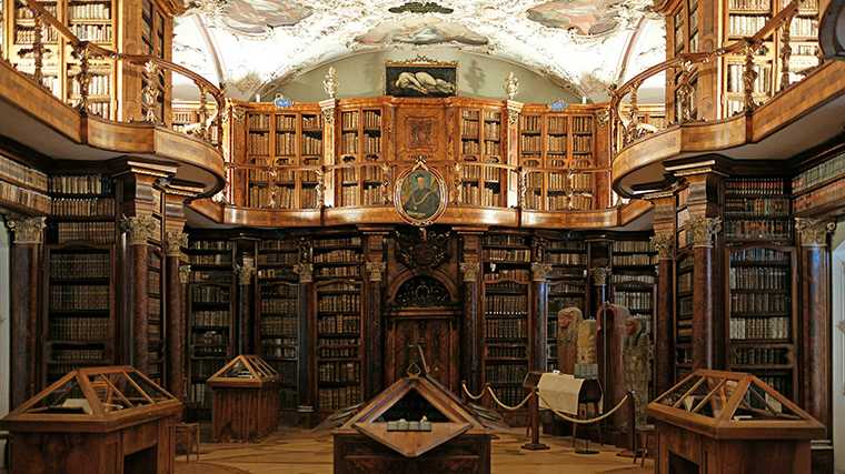 De schitterende bibliotheek in de Abdij van St. Gallen.