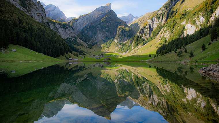 De mooie weerspiegeling van de bergen rond de Seealpsee bij Appenzell.