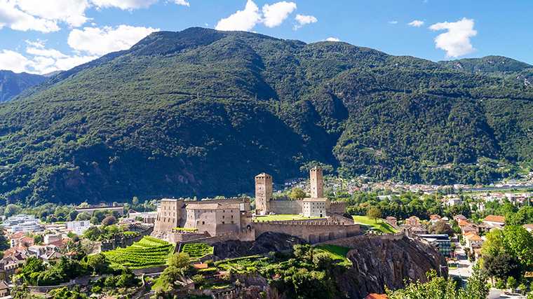Castelgrande is een van de drie kastelen van Bellinzona.