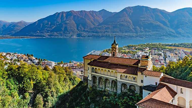 Het klooster Madonna del Sasso, hoog boven Locarno aan het Lago Maggiore.