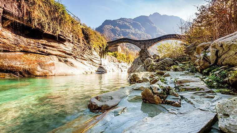 Ponte dei Salti over het riviertje de Verzasca bij Locarno.