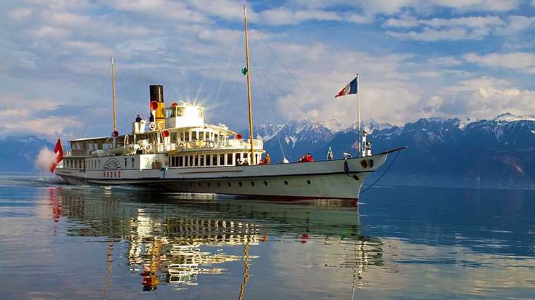 Traditionele raderstoomboten verzorgen tochten over het Meer van Genève. (Foto: https://pixabay.com/users/slpix-5331809/)