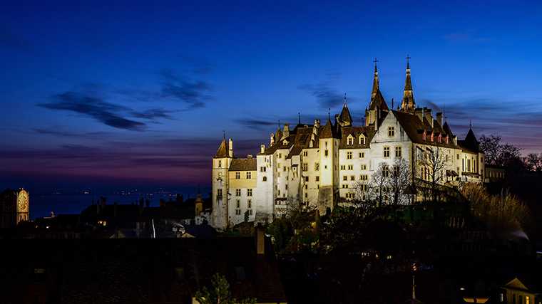’s Nachts wordt het kasteel van Neuchâtel fraai verlicht.