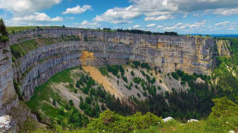 De imponerende Creux-du-Van, vlak bij Neuchâtel.