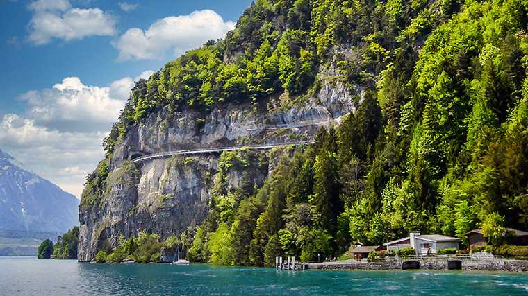De weg langs de noordkant van de Thunersee.