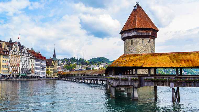 De iconische Kapellbrücke in Luzern.