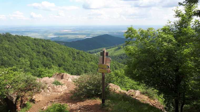 Het landschap in het Hongaarse Mátragebergte.