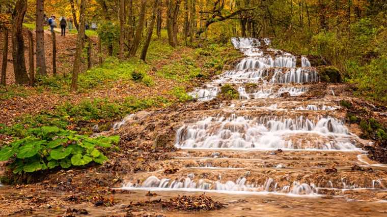 De waterval Fátyol in het rivierdal van de Szalajka.
