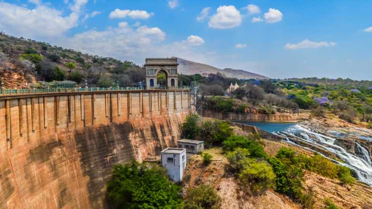 De Harties Dam met de ‘Arc de Triomphe’.