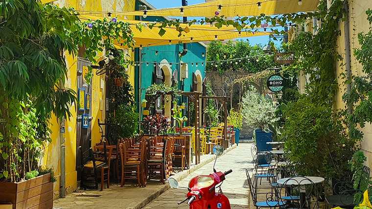 Terrasjes in Zik Zak, een straatje in Limassol dat inderdaad zigzag loopt.