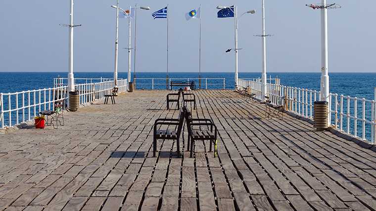 Een van de drie pieren van Limassol die ver de zee in steken.