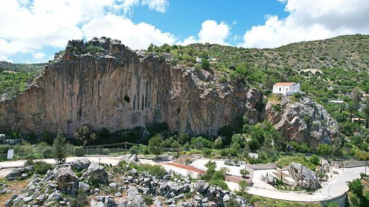 De steile rots van Episkopi, een dorpje in de bergen bij Paphos.