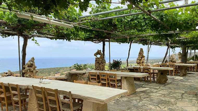 Overal op Cyprus heb je terrasjes met fantastisch uitzicht, maar vaak is een huurauto wel handig om er te komen.