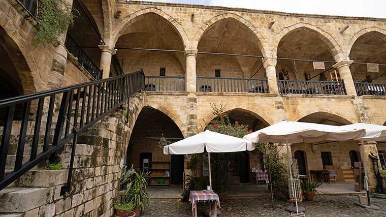 Je kunt dineren in de historische setting van de karavanserai in Noord-Nicosia.