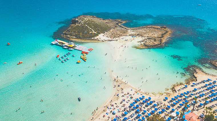 Nissi Beach bij Ayia Napa aan de zuidoostkust van Cyprus.