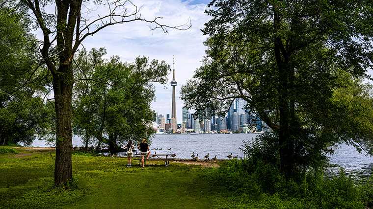 De skyline van Toronto vanaf een eilandje in Lake Ontario.