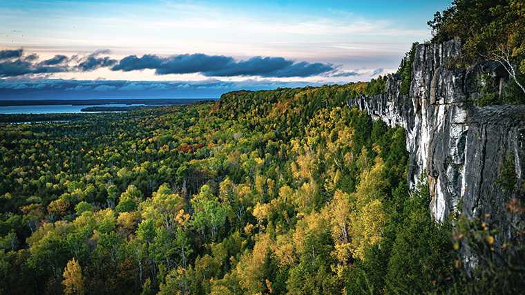 Uitzicht op Manitoulin Island tijdens de herfst vanaf de kliffen van het pad Cup and Saucer.