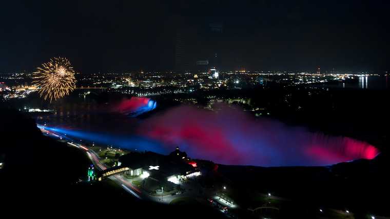 ’s Avonds worden de Niagara Falls verlicht en is er een vuurwerkshow.