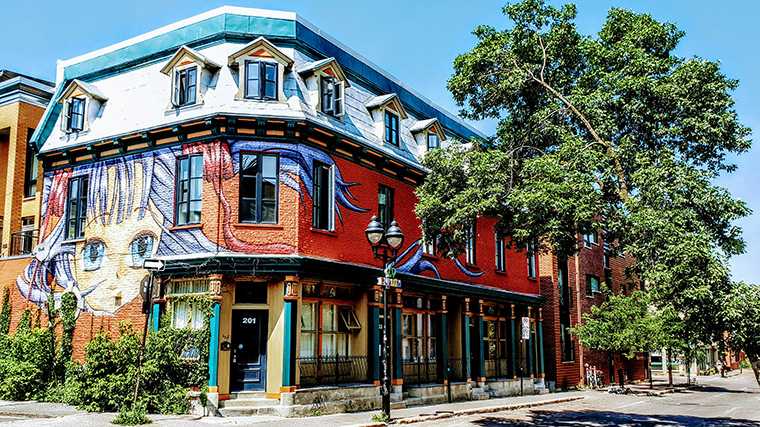 Kleurrijk beschilderde huizen langs Duluth Avenue Est in Montreal.
