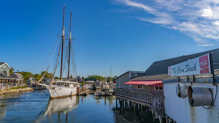 Vanaf de brug over de rivier in Kennebunkport heb je goed zicht op klassieke zeilboten.