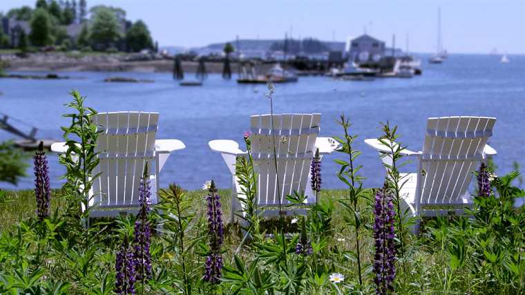Op verschillende plekken langs de kust staan bankjes of stoelen om te genieten van het uitzicht, zoals hier bij Boothbay Harbor.