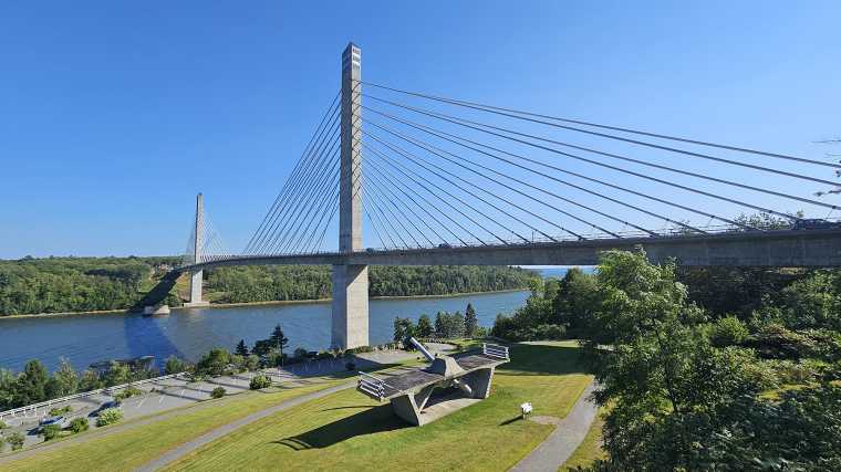 De tuibrug over de Penobscot Narrows in Maine met een uitkijkpunt bovenin de eerste pijler.