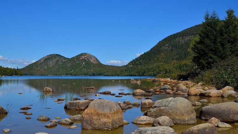 Het rustieke meer Jordan Pond met uitzicht op The Bubbles.
