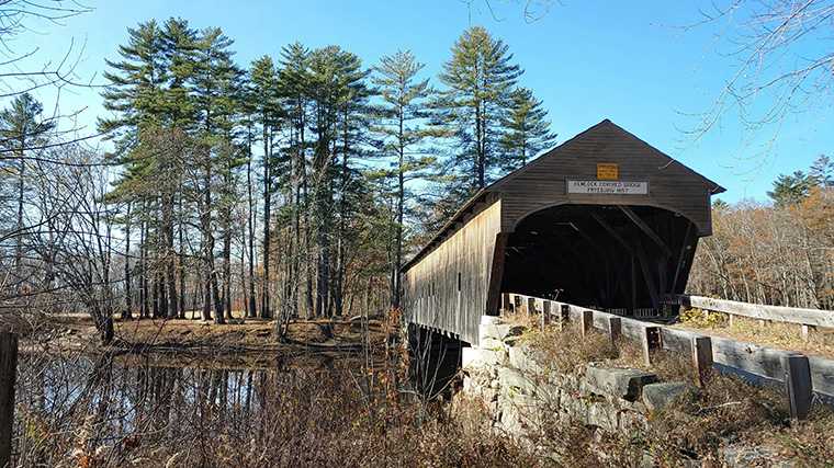 De historische Hemlock Covered Bridge bij Fryeburg, Maine.