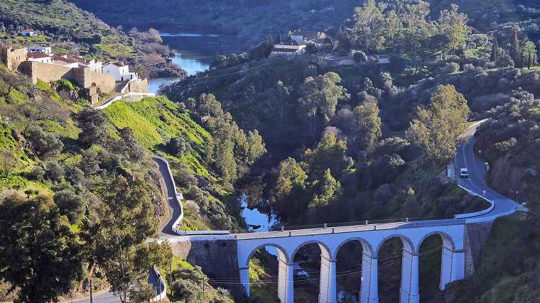 Via deze brug over de Guadiana rijd je met je huurauto naar Mértola.