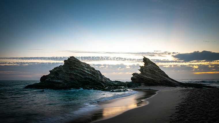 De grillige rotsen aan het strand Praia de Samoqueira ten zuiden van Sines.