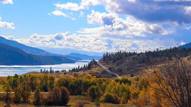 Kalamalka Lake, een van de langgerekte meren rond Kelowna.