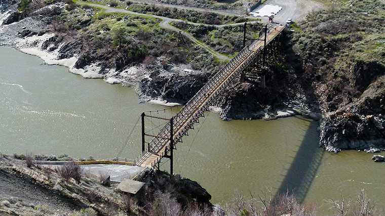 De Old Bridge bij Lillooet is niet meer toegankelijk voor (huur)auto’s, maar je hebt er al lopend een mooi uitzicht op de Fraser River. 