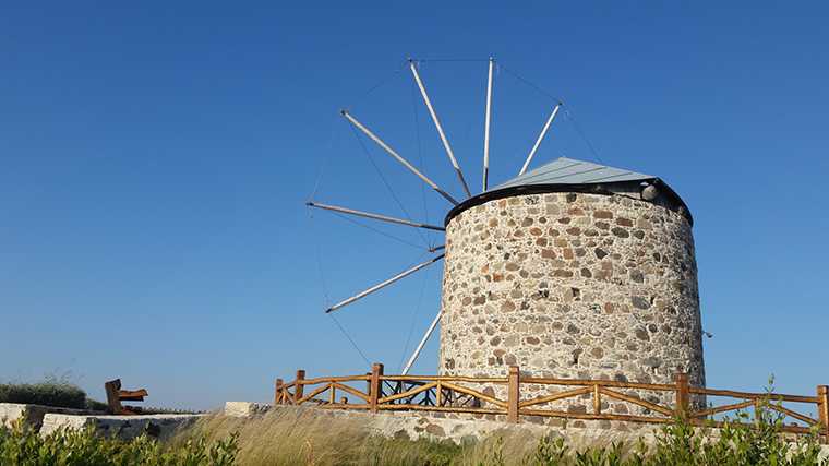 De prachtig gerestaureerde traditionele windmolen in Kefalos op het eiland Kos.