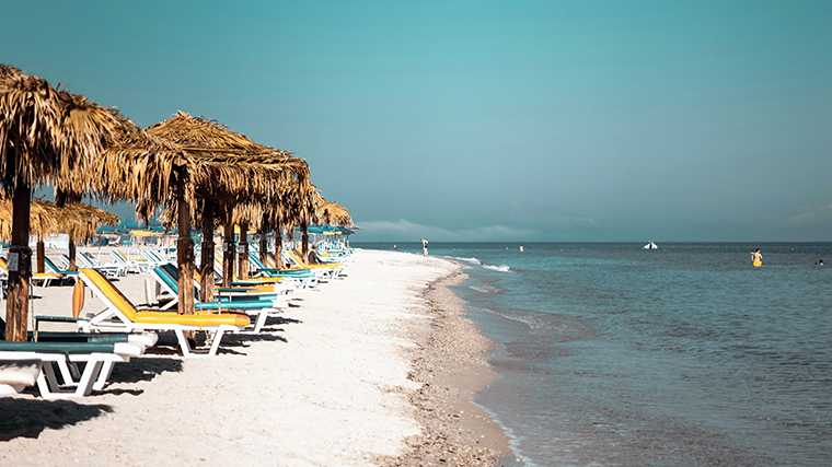 Het strand van Tigaki op Kos.