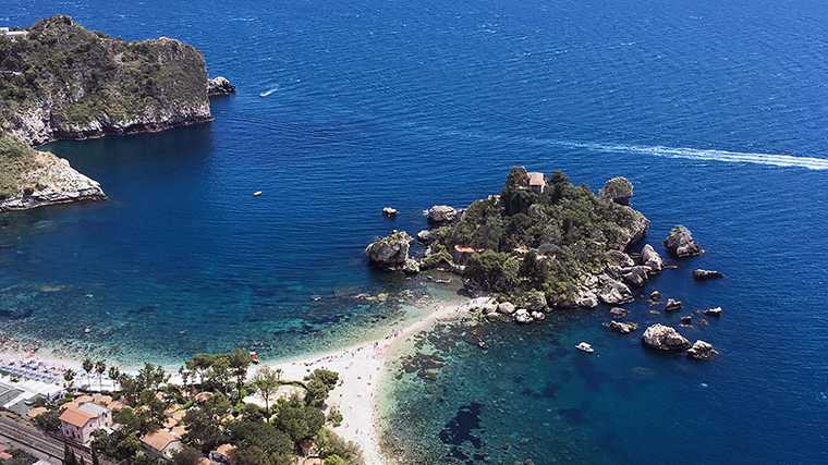 Het strand tussen Taormina en Isola Bella aan de oostkust van Sicilië.