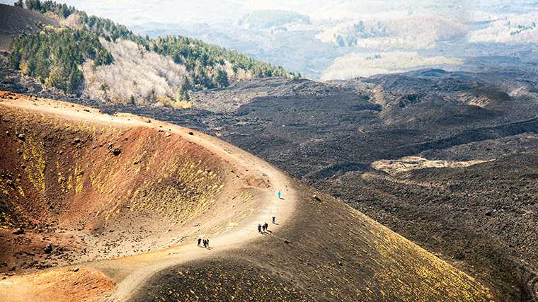 De lager gelegen krater Silvestri van de Etna kun je gemakkelijk met een huurauto bereiken.